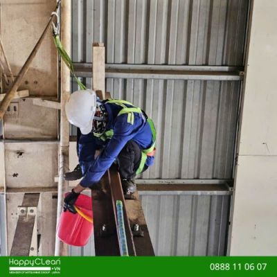 High-Altitude Factory Cleaning – Professional Process Ensuring Safety