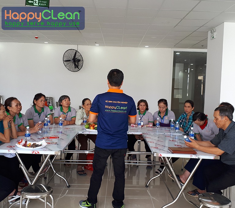 Ong-Dinh-Chi-Thanh-Tong-Giam-Doc-HappyClean-truc-tiep-dao-tao-nhan-vien-ve-sinh